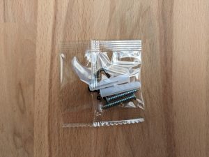 Schrauben und Dübel des Smartware FSM 124 Rauchmelders