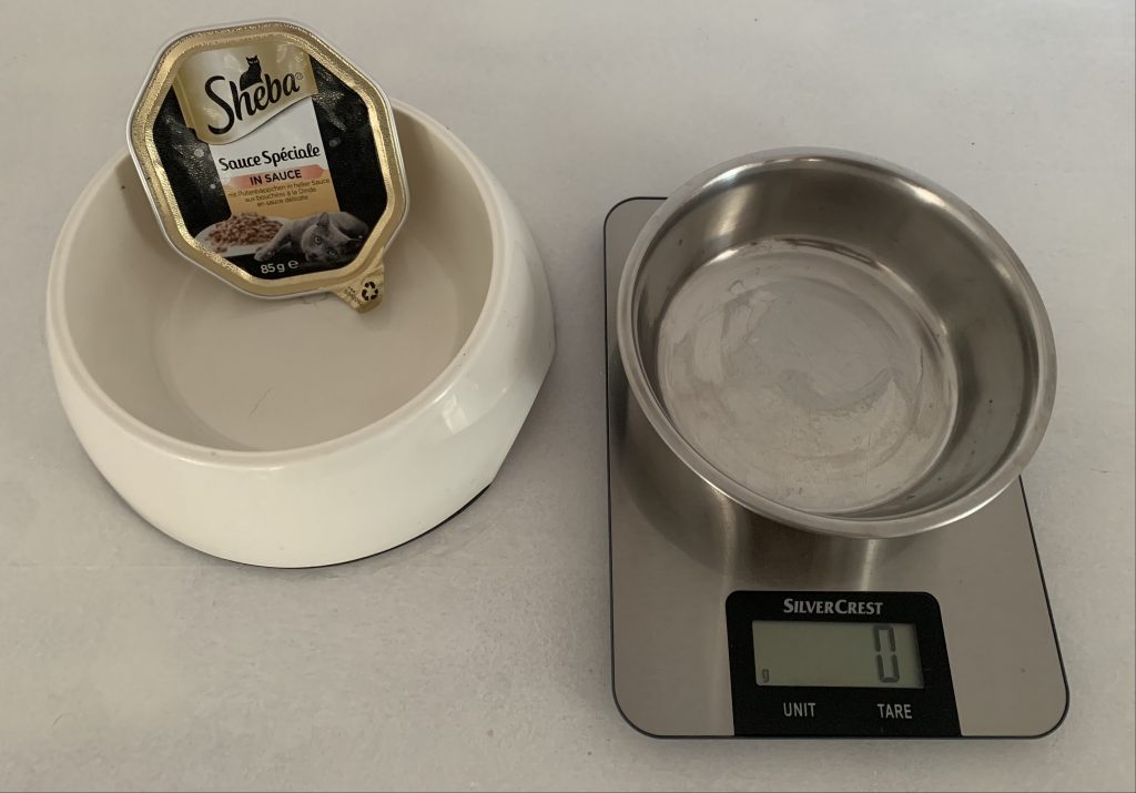 Sheba Sauce Spéciale in Sauce Putenhäppchen in heller Sauce Katzenfutter vor dem Wiegen