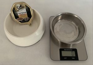 Sheba Sauce Spéciale in Sauce Putenhäppchen in heller Sauce Katzenfutter vor dem Wiegen