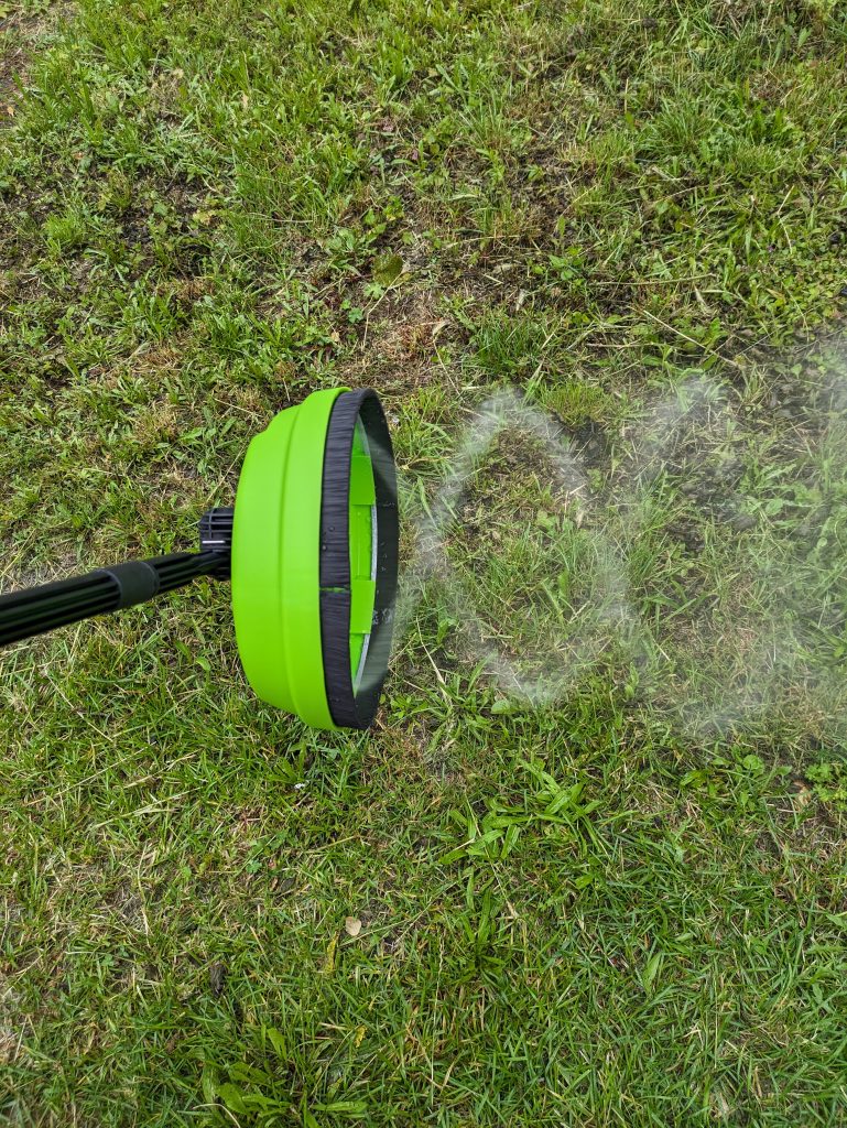 Terrassenreiniger des Eziclean® Hydroforce 165 Hochdruckreinigers im Einsatz