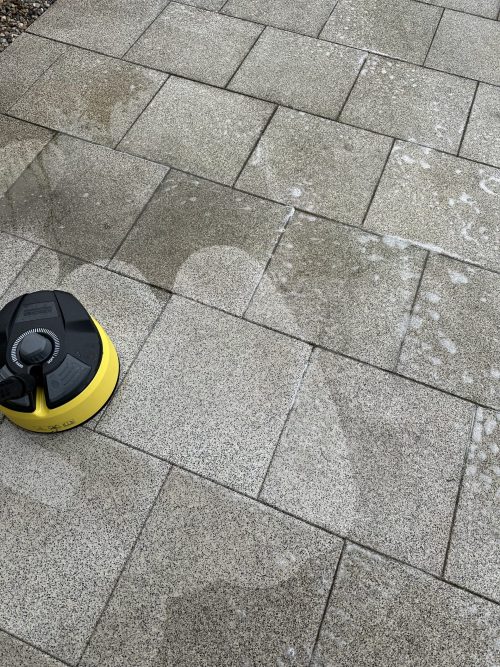 Terrassenreiniger des Kärcher K7 Hochdruckreinigers im Einsatz