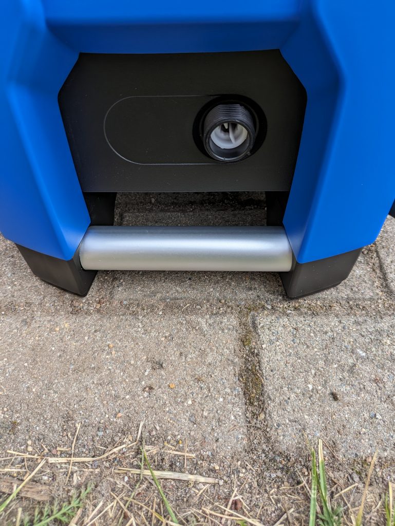 Tragegriff und Wasseranschluss des Nilfisk E 145.4-9 X-TRA PAD Hochdruckreinigers
