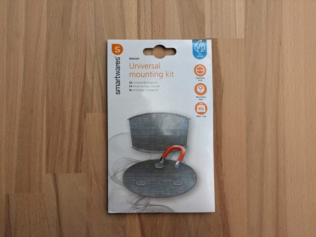 Verpackung der Klebehalterung des Smartware FSM 124 Rauchmelders von vorne