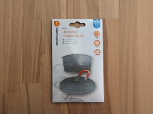 Verpackung der Klebehalterung des Smartware FSM 124 Rauchmelders von vorne