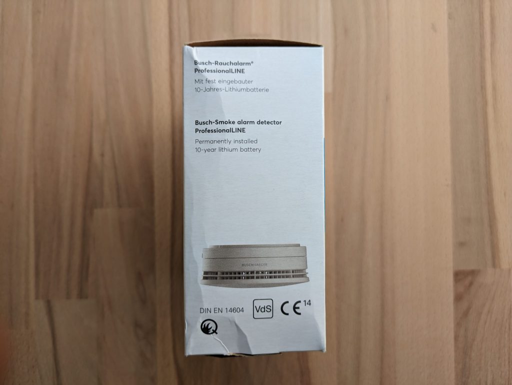 Verpackung des Busch-Jaeger ProfessionalLine Rauchmelders von der Seite