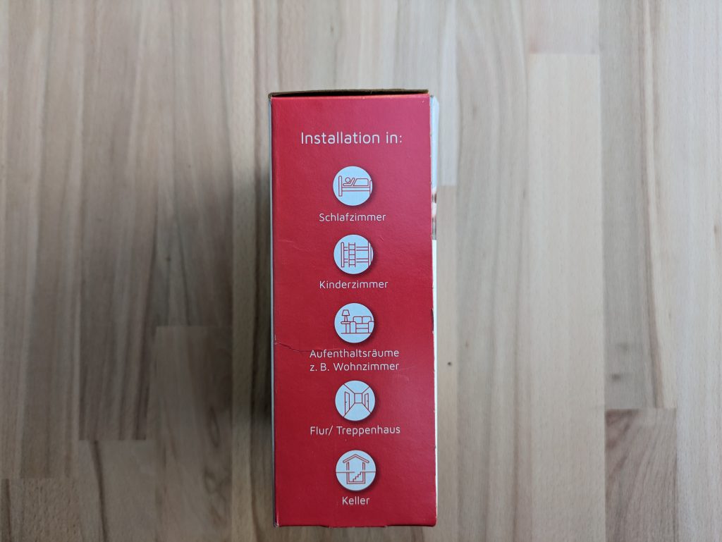 Verpackung des Ei Electronics Ei650 RF Rauchmelders von links