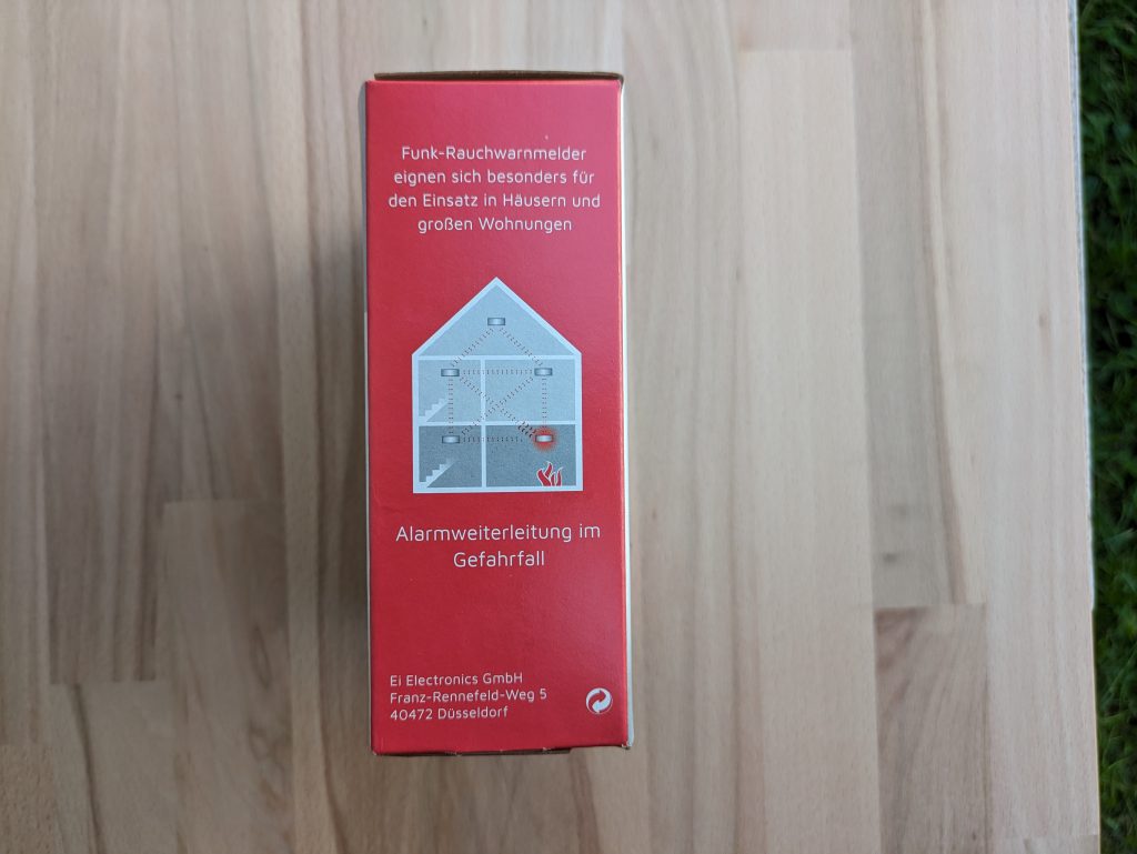 Verpackung des Ei Electronics Ei650 RF Rauchmelders von rechts