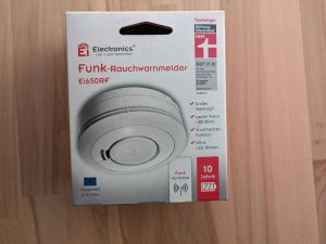 Verpackung des Ei Electronics Ei650 RF Rauchmelders von vorne