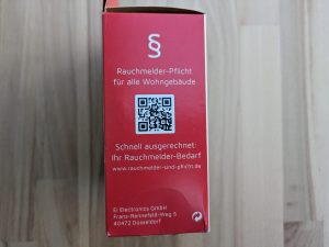 Verpackung des Ei Electronics Ei650 Rauchmelders von links