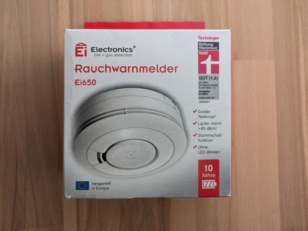Verpackung des Ei Electronics Ei650 Rauchmelders von vorne