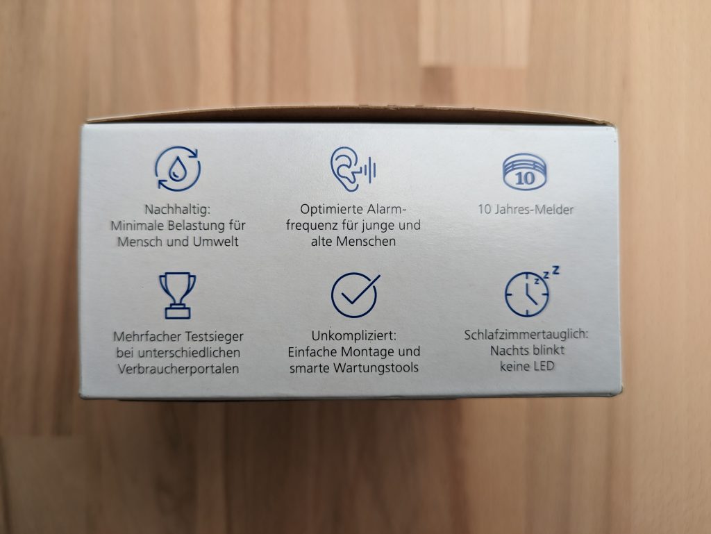 Verpackung des Hekatron Genius Plus Rauchmelders von links
