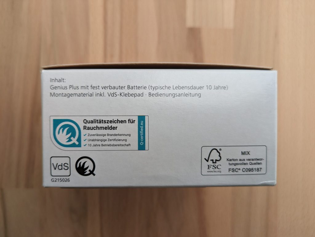 Verpackung des Hekatron Genius Plus Rauchmelders von rechts
