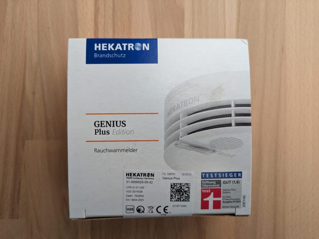 Verpackung des Hekatron Genius Plus Rauchmelders von vorne