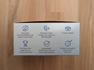 Verpackung des Hekatron Genius Plus X Rauchmelders von links