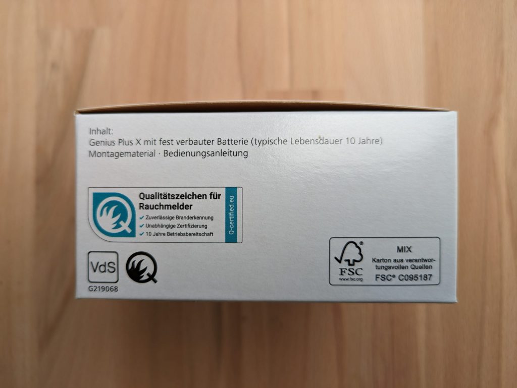 Verpackung des Hekatron Genius Plus X Rauchmelders von rechts