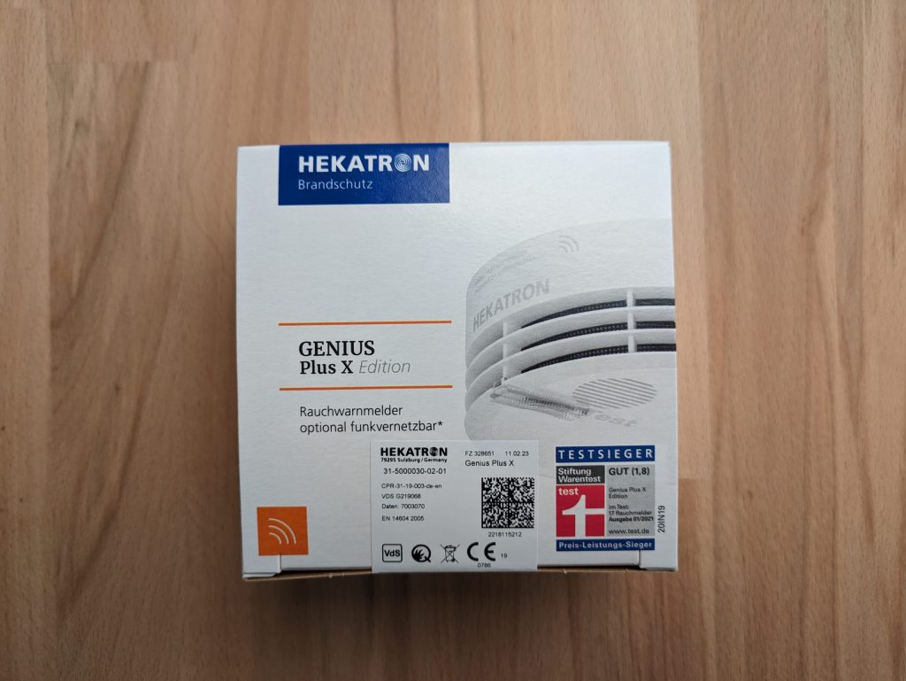 Verpackung des Hekatron Genius Plus X Rauchmelders von vorne