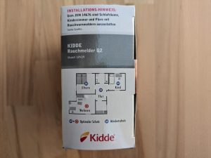 Verpackung des Kiddie Q2 Rauchmelders von rechts