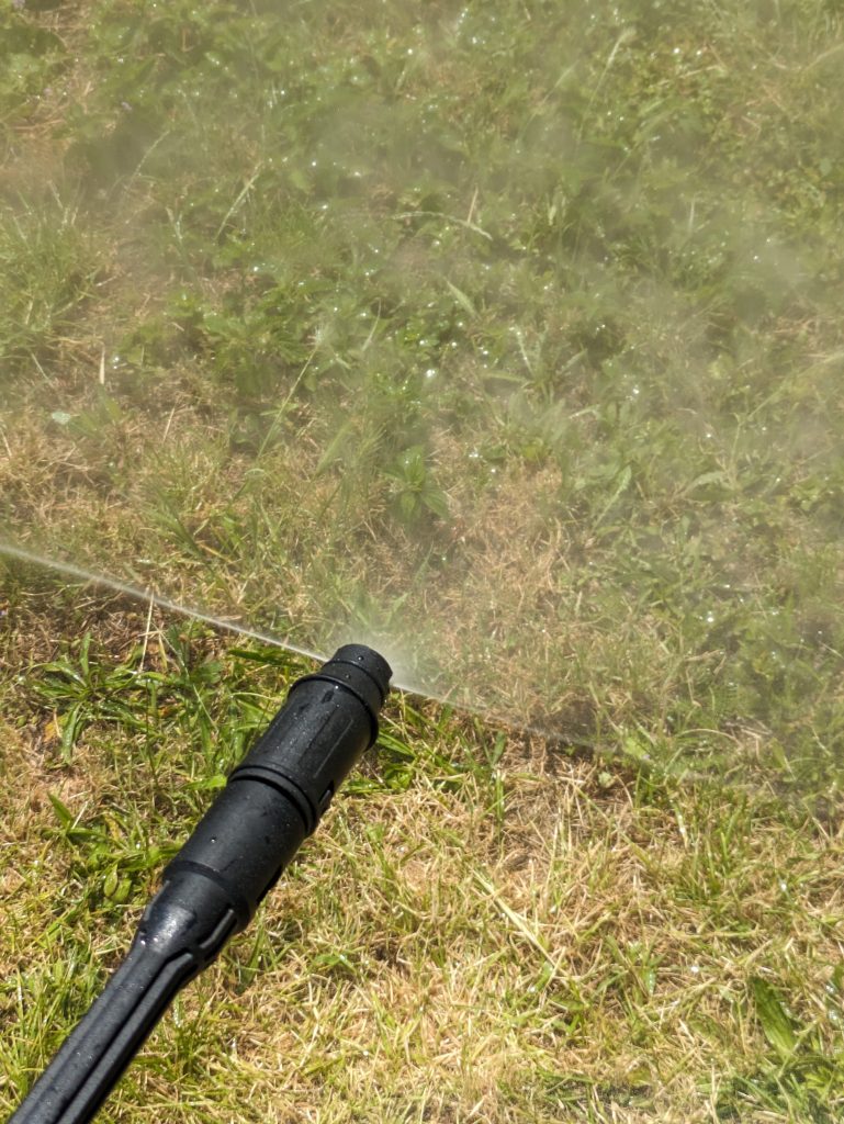 Verstellbare Düse des AGT Professional ZX 7340 675 Hochdruckreinigers 180 Grad im Einsatz