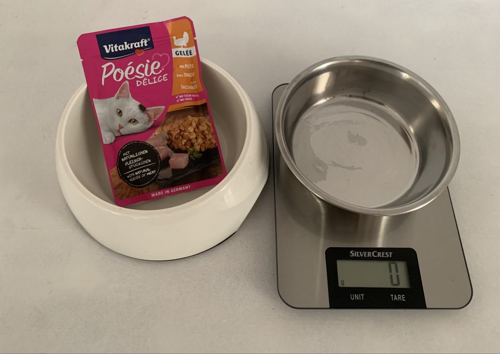 Vitakraft Poésie Délice Meat Selection Katzenfutter vor dem Wiegen