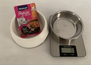 Vitakraft Poésie Délice Meat Selection Katzenfutter vor dem Wiegen