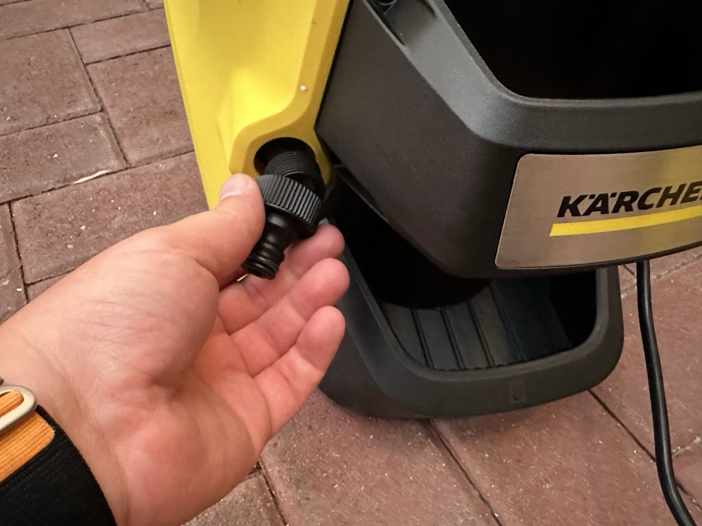 Wasseranschluss des Kärcher K5 Hochdruckreinigers mit angeschraubten Adapter