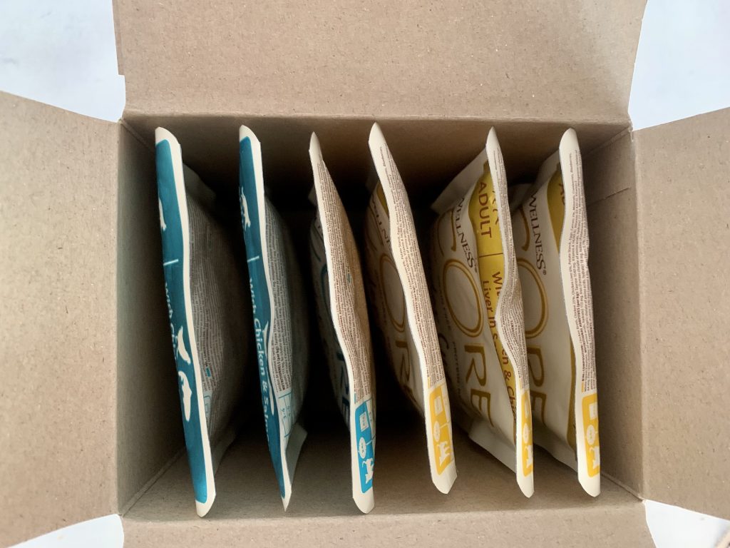 Wellness CORE Tender Cuts Chicken Selection Multipack Katzenfutter Geöffnete Verpackung von oben