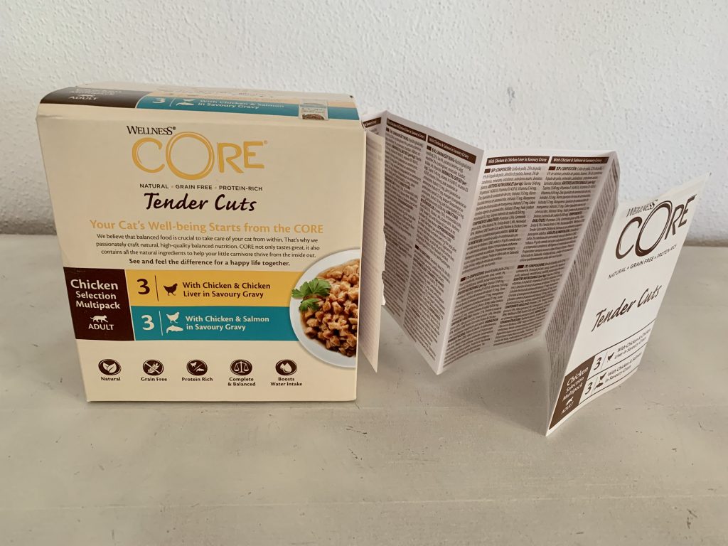 Wellness CORE Tender Cuts Chicken Selection Multipack Katzenfutter Verpackung mit aufgeklapptem Flyer