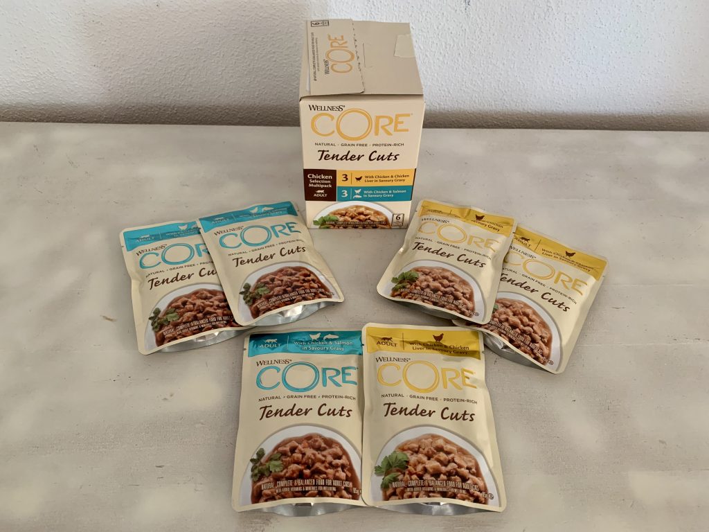 Wellness CORE Tender Cuts Chicken Selection Multipack Katzenfutter mot Verpackung ausgepackt