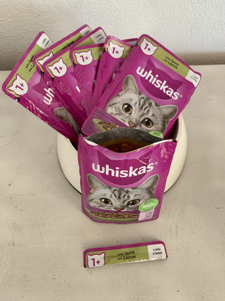 Whiskas 1+ Lamm in Gelee Katzenfutter geöffneter Portionsbeutel