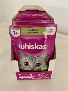 Whiskas 1+ Lamm in Gelee Katzenfutter in geöffnetem Karton von vorne