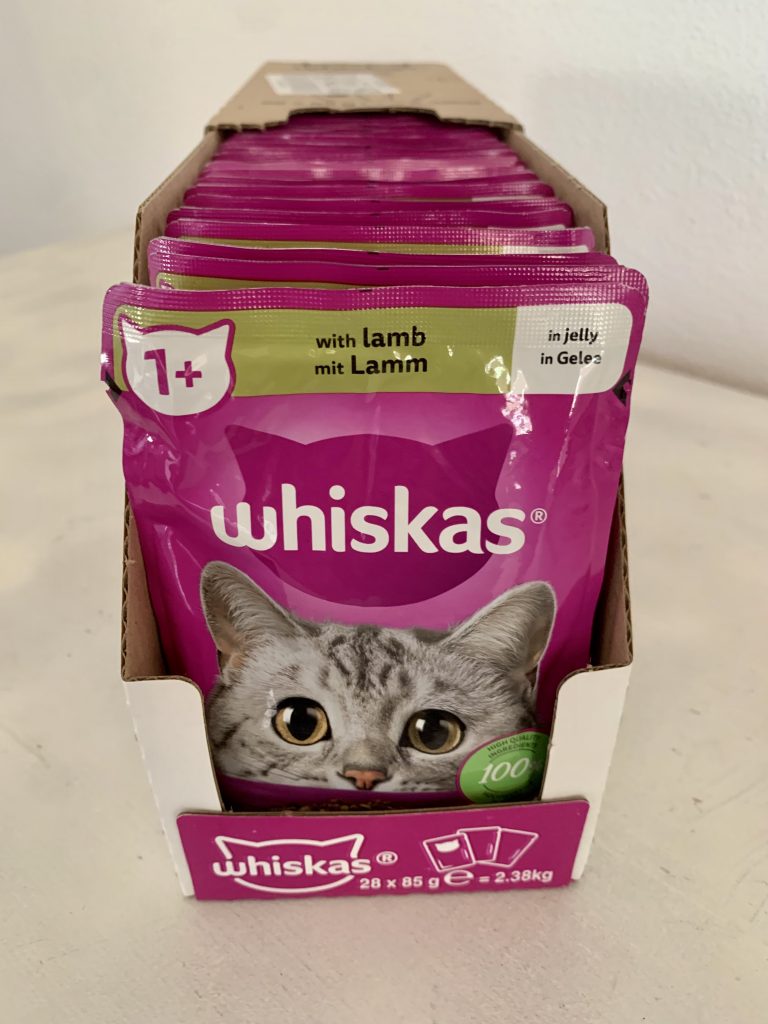 Whiskas 1+ Lamm in Gelee Katzenfutter in geöffnetem Karton von vorne