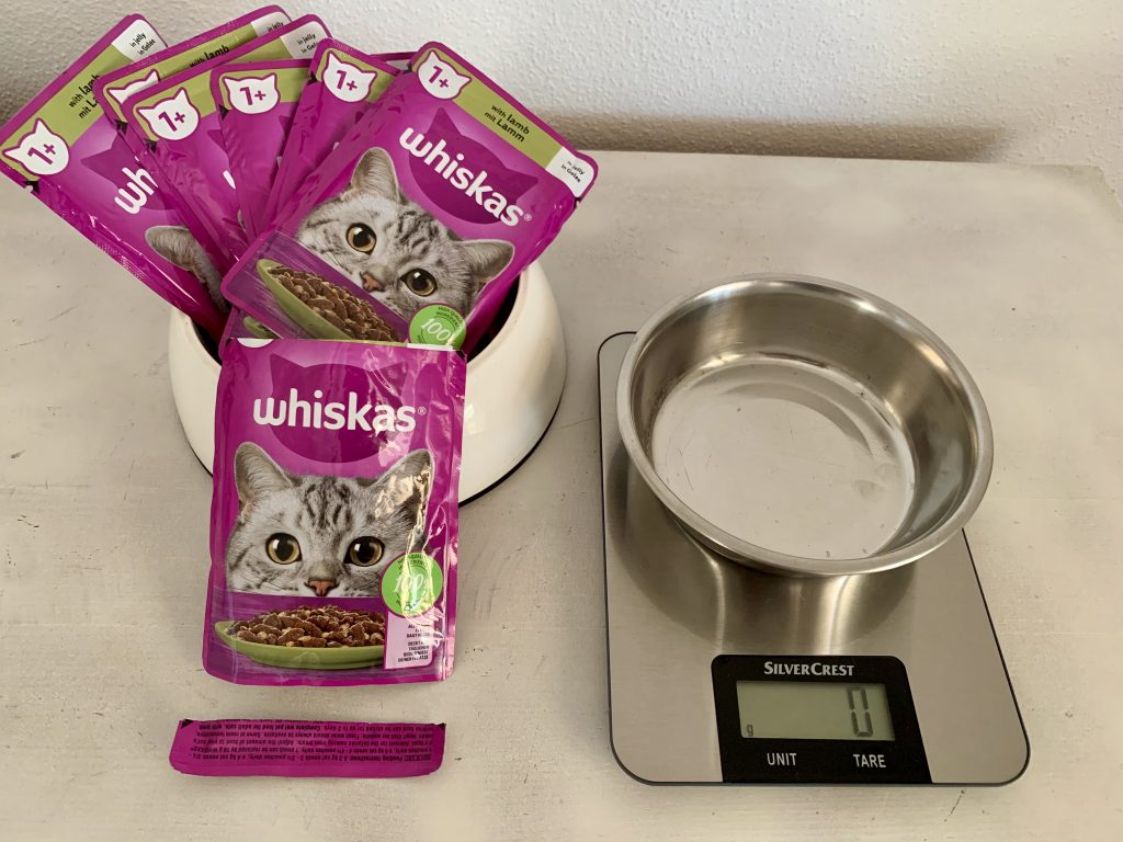 Whiskas 1+ Lamm in Gelee Katzenfutter vor dem Wiegen