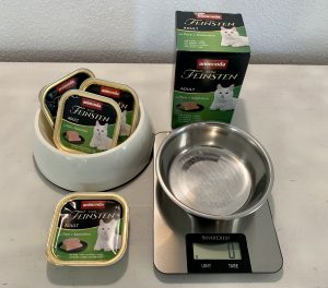 animonda Vom Feinsten Adult Feinschmecker Vielfalt mit Geflügel Katzenfutter vor dem Wiegen