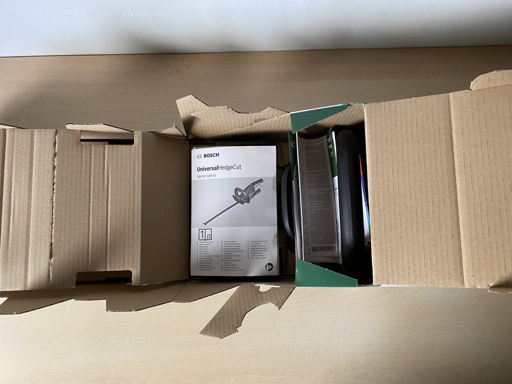 Bosch Universal Hedge Cut 18-55 Akku-Heckenschere in der Verpackung