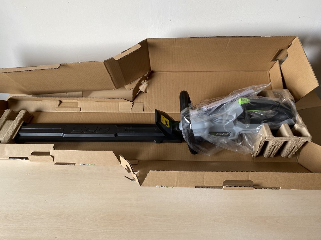 EGO HT2410E Akku-Heckenschere in der Verpackung