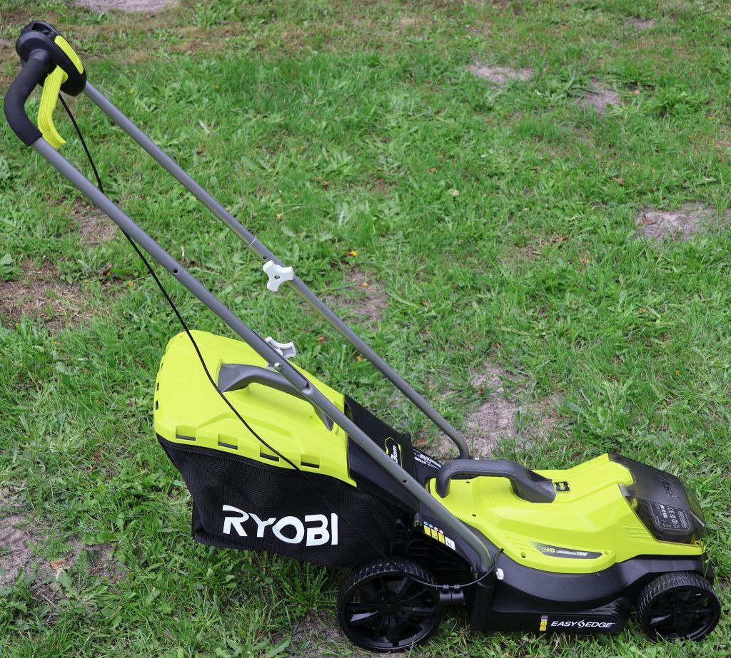 02 Ryobi Akku-Rasenmäher aufgebaut
