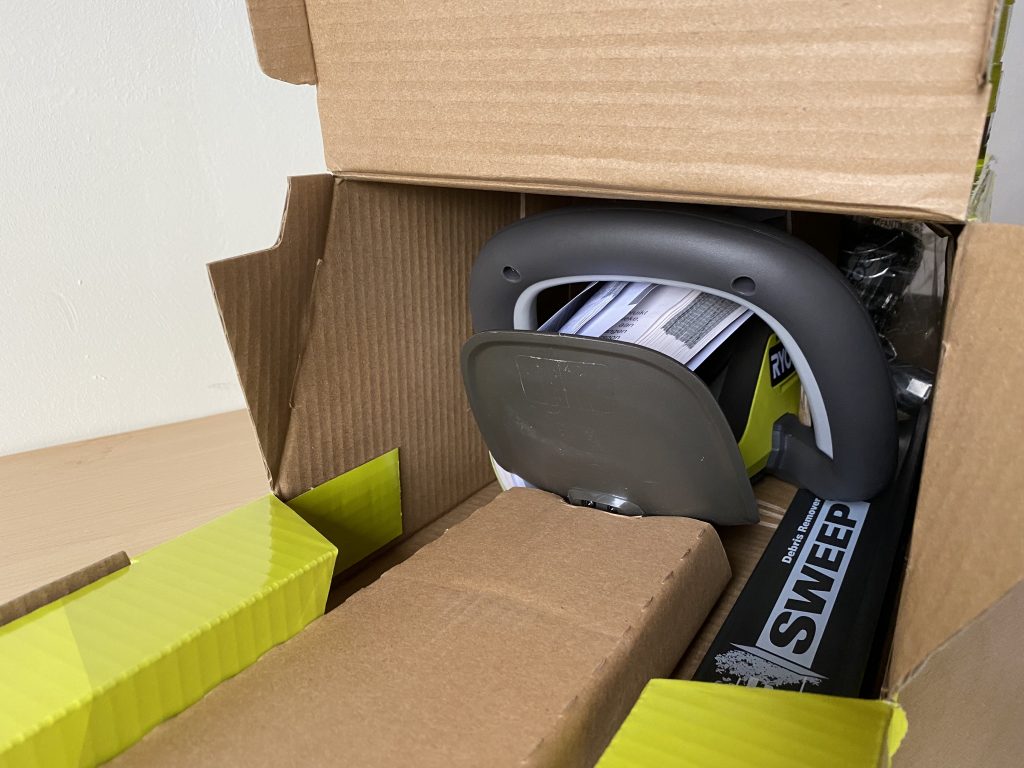 Ryobi ONE+ RY18HT45A-120 Akku-Heckenschere in der Verpackung