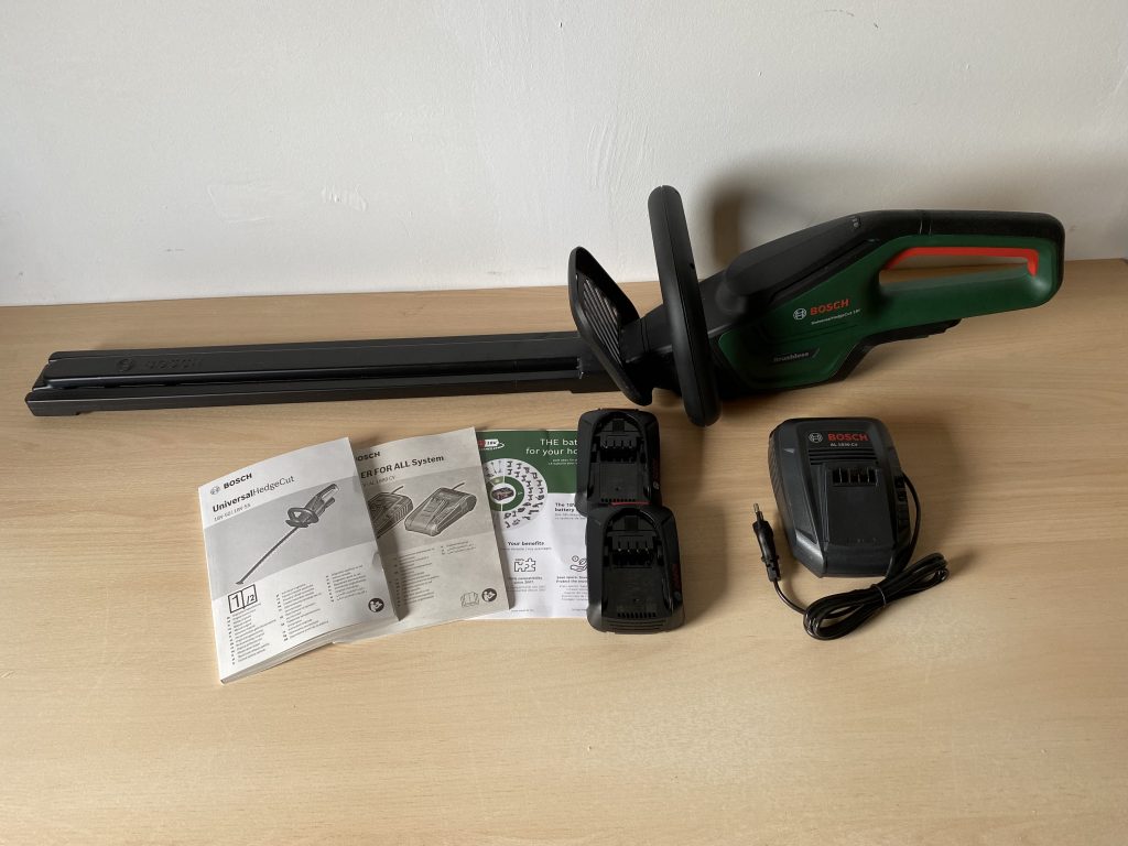 Bosch Universal Hedge Cut 18-55 Akku-Heckenschere ausgepackt