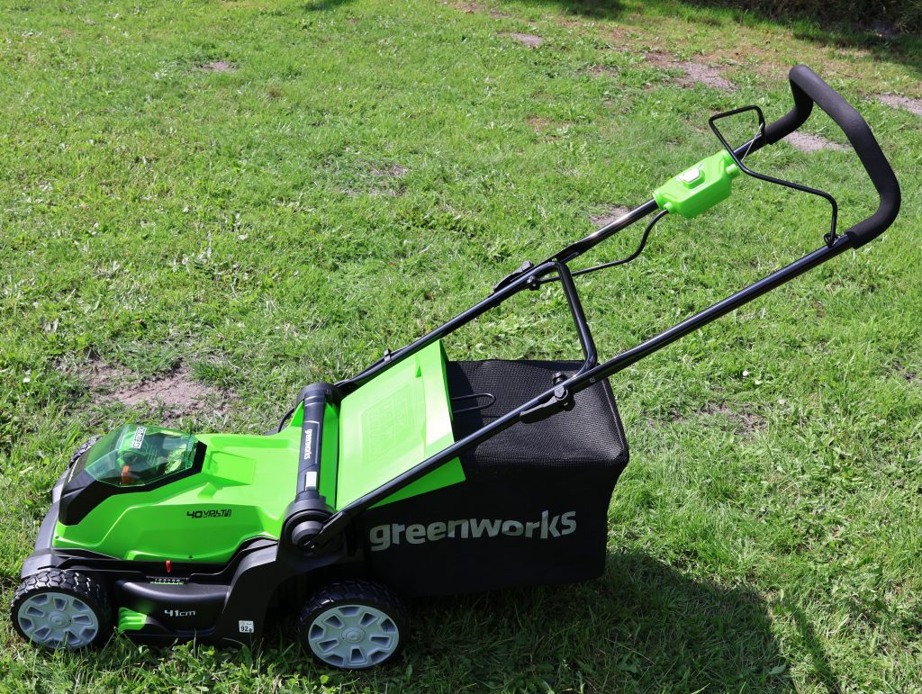 Greenworks Akku-Rasenmäher aufgebaut