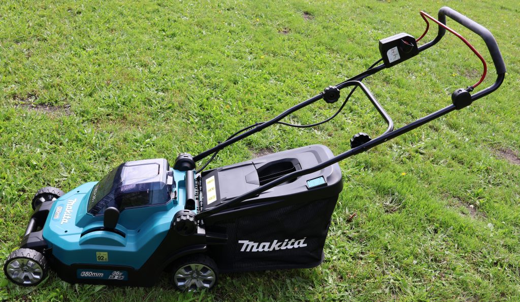 03 Makita Akku-Rasenmäher Seitenansicht