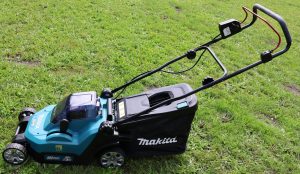 03 Makita Akku-Rasenmäher Seitenansicht