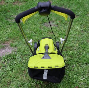 04 Ryobi Akku-Rasenmäher Rückansicht