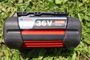 06 Bosch EasyRotak 36-550 Akku-Rasenmäher Akku Seitenansicht