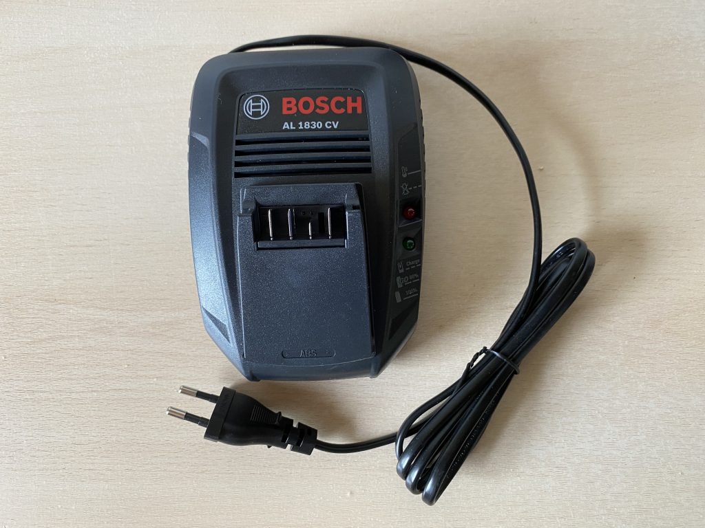 Bosch Universal Hedge Cut 18-55 Akku-Heckenschere Akkuladegerät