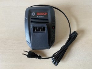 Bosch Universal Hedge Cut 18-55 Akku-Heckenschere Akkuladegerät