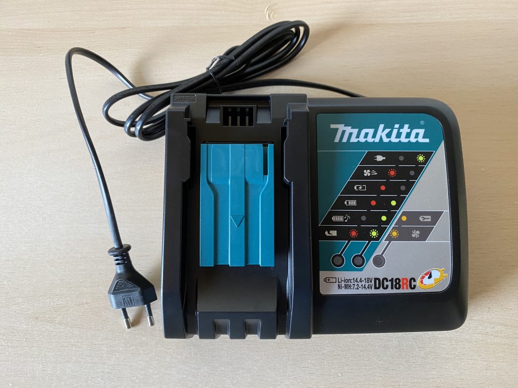 Makita DUH523RF Akku-Heckenschere Akkuladegerät