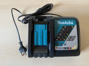 Makita DUH523RF Akku-Heckenschere Akkuladegerät