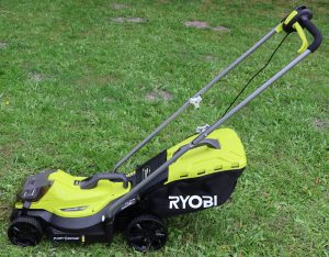 06 Ryobi Akku-Rasenmäher Seitenansicht