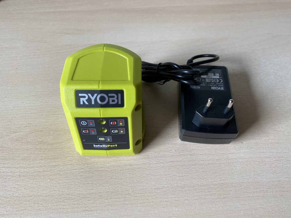 Ryobi ONE+ RY18HT45A-120 Akku-Heckenschere Akkuladegerät