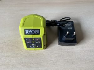 Ryobi ONE+ RY18HT45A-120 Akku-Heckenschere Akkuladegerät